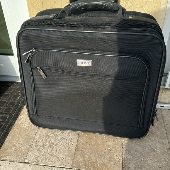 Tumi 🔥Sale🔥 black compact carryon bag for computer and clothes - Picture 2 of 11